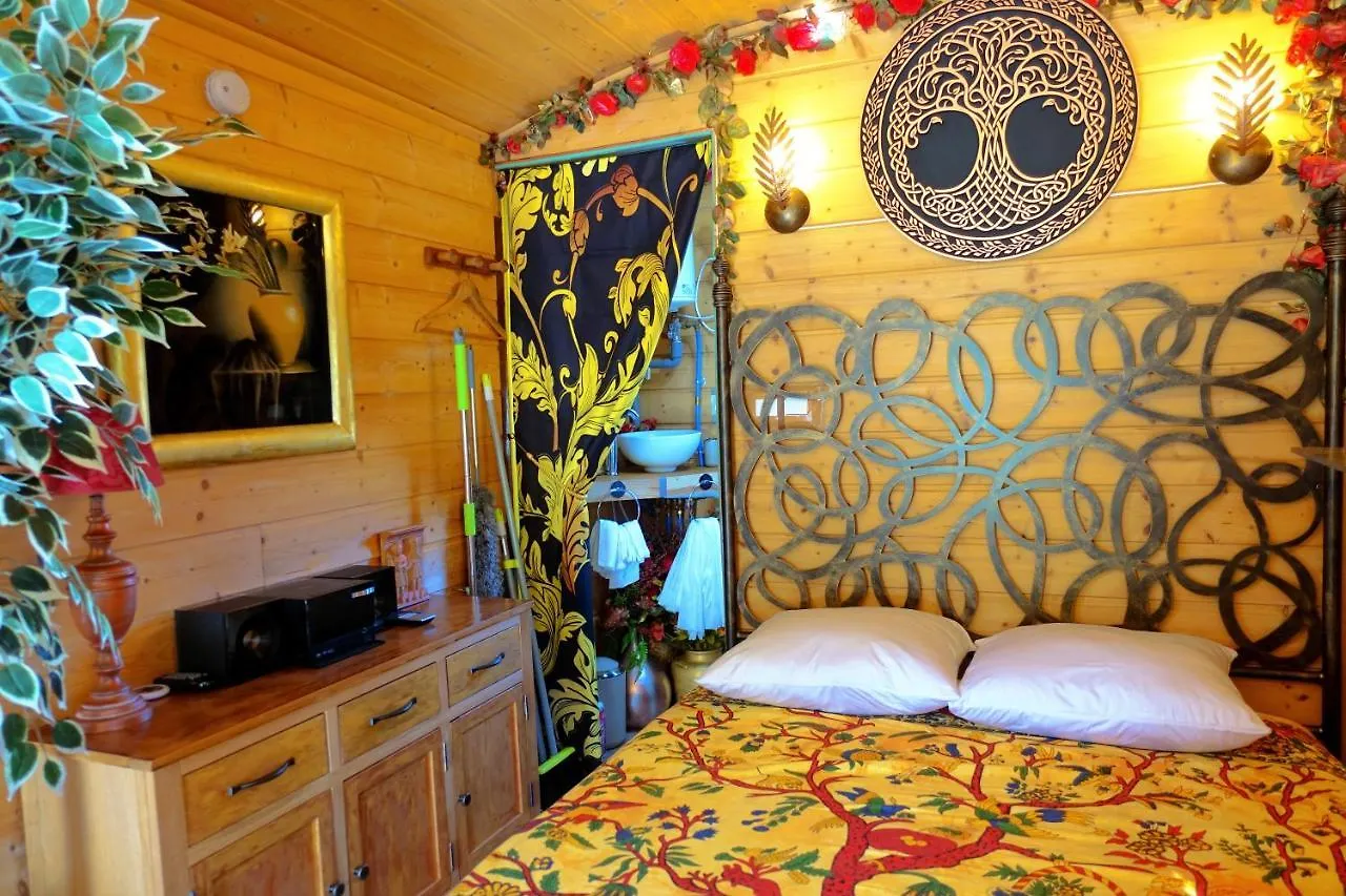 Luxury tent La Ferme De Chenevier, La Roulotte Fleurie 2/4Pers Hotel Saint-Victor