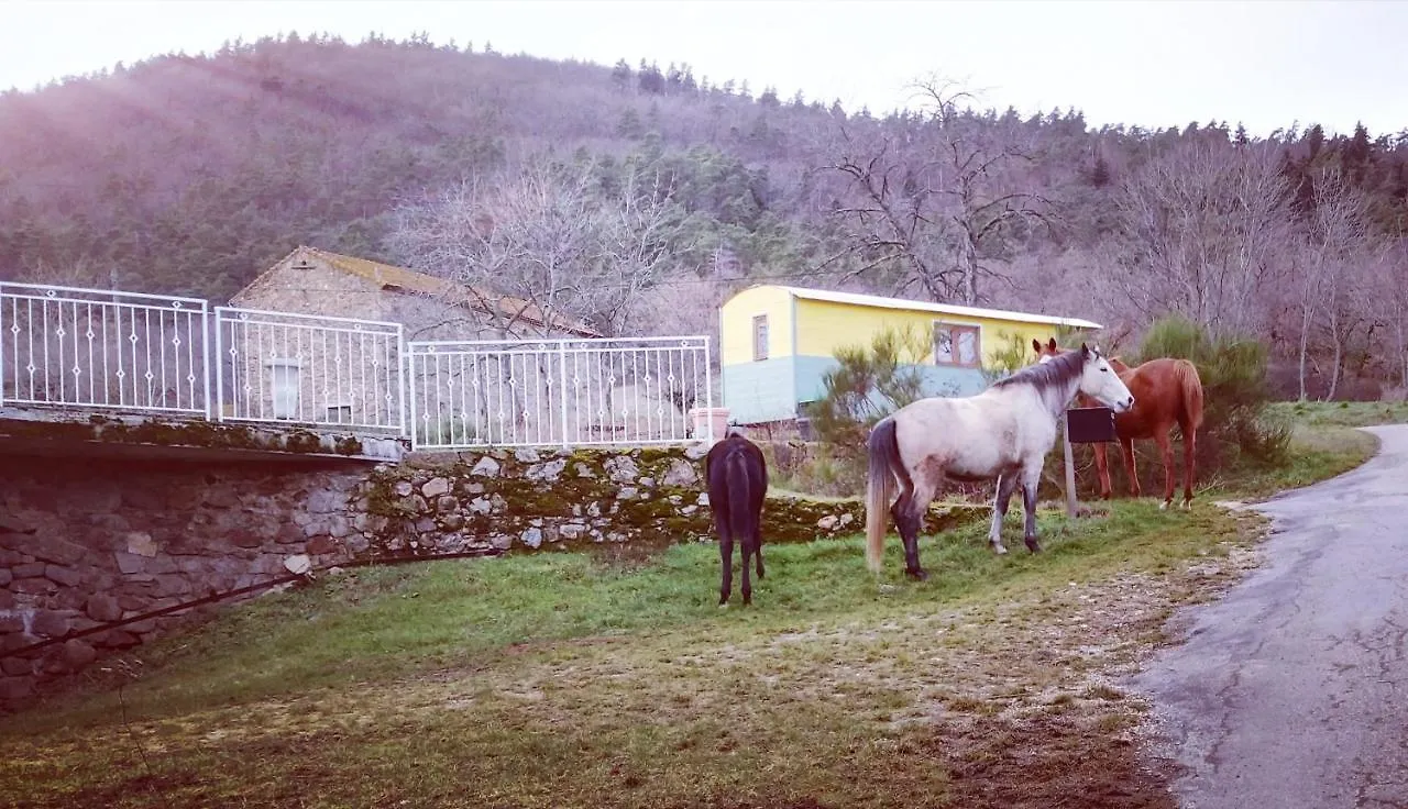 La Ferme De Chenevier, La Roulotte Fleurie 2/4pers Hotel Saint-Victor