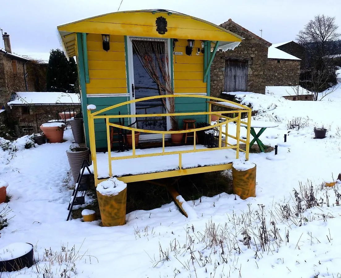 La Ferme De Chenevier, La Roulotte Fleurie 2/4pers Hotel Saint-Victor  0*, Saint-Victor (Ardeche)