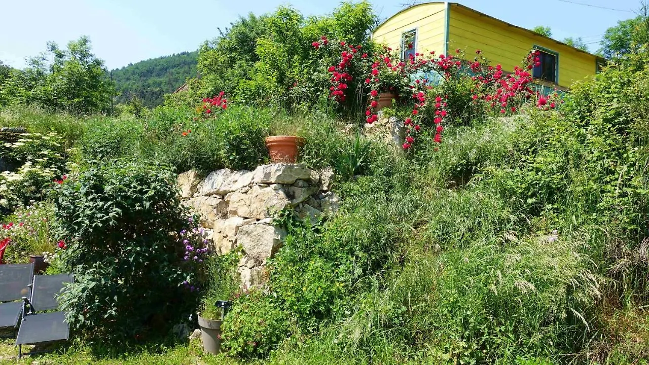 La Ferme De Chenevier, La Roulotte Fleurie 2/4pers Hotel Saint-Victor  0*, Saint-Victor (Ardeche) Frankrijk